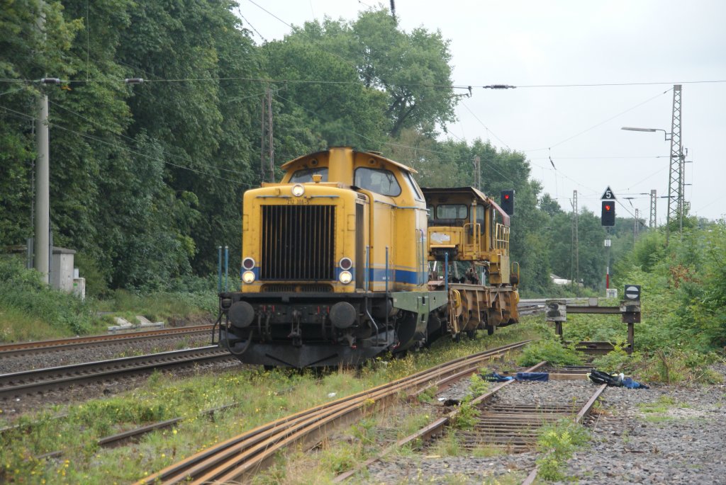 Lintorf, 9.10´10: 212 306-5 der DB Netzinstandsetzung fhrt mit Bauzug Richtung Duisburg
