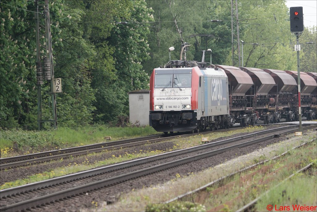 Lintorf am 8.5.10: 186 182-2 der SBB Cargo in neuem Design zieht Schttgut-GZ in Richtung Duisburg.