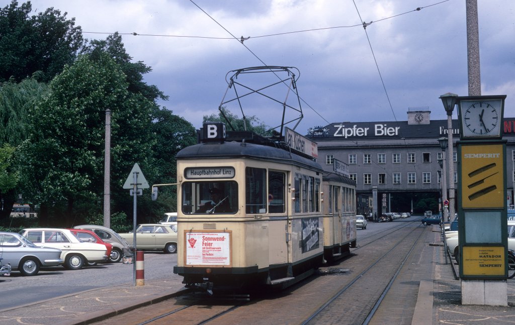 Linz ESG SL B Hauptbahnhof am 16. Juni 1971. - Scan eines Diapositivs. Kamera: Minolta SRT-101.