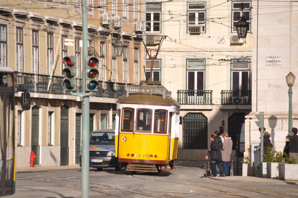 LISBOA (Distrikt Lisboa), 15.02.2011, Wagen 541 als Linie 18 an der Praça do Comercio in Richtung Carreira