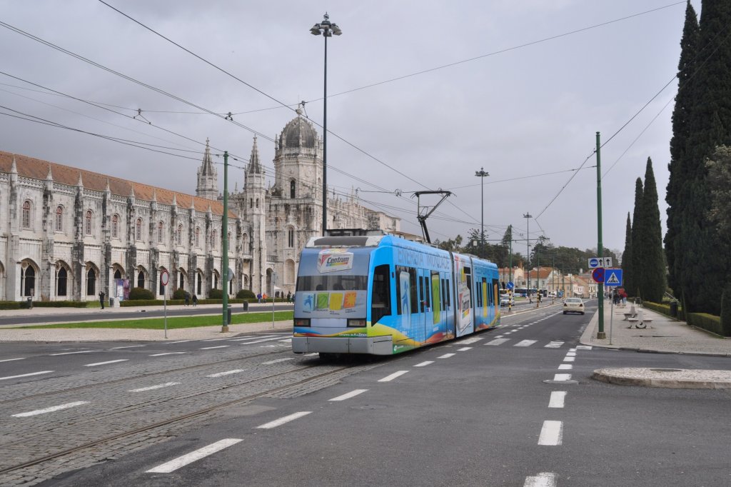 LISBOA (Distrikt Lisboa), 16.02.2011, Straßenbahnlinie 15 vor dem Hieronymus-Kloster in Richtung City