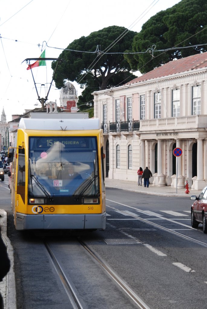 LISBOA (Distrikt Lisboa), 19.02.2010, Straßenbahnlinie 15 in Richtung Praça da Figueira fährt in die Haltestelle Belém ein