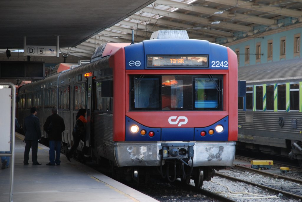 LISBOA (Distrikt Lisboa), 19.02.2010, Triebzug 2242 als Regionalzug nach Tomar wartet auf seine Abfahrt im Bahnhof Santa Apolónia