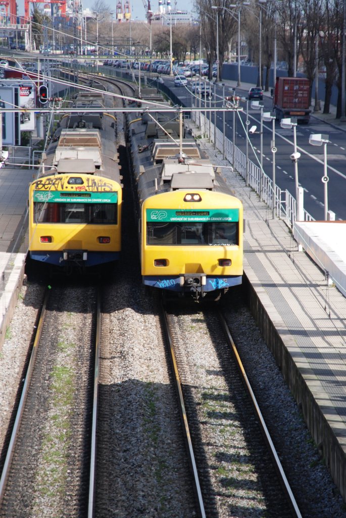 LISBOA (Distrikt Lisboa), 19.02.2010, zwei Vortortzüge in der Station Belém; rechts in Richtung Cascais, links in Richtung Cais do Sodré