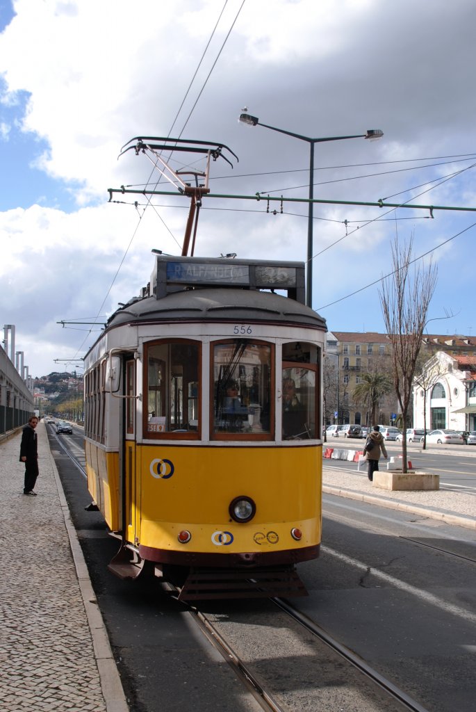 LISBOA (Distrikt Lisboa/Concelho Lisboa), 19.02.2010, Straßenbahnlinie 25 in Richtung Rua da Alfândega in der Haltestelle Cais do Sodré

