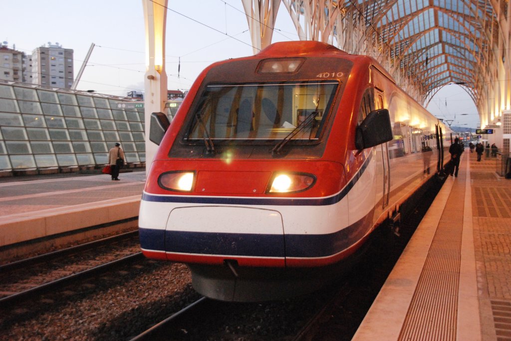 LISBOA (Distrikt Lisboa/Concelho Lisboa), 19.02.2010, Alfa Pendular AP186 nach Faro/Algarve im Bahnhof Lisboa Oriente