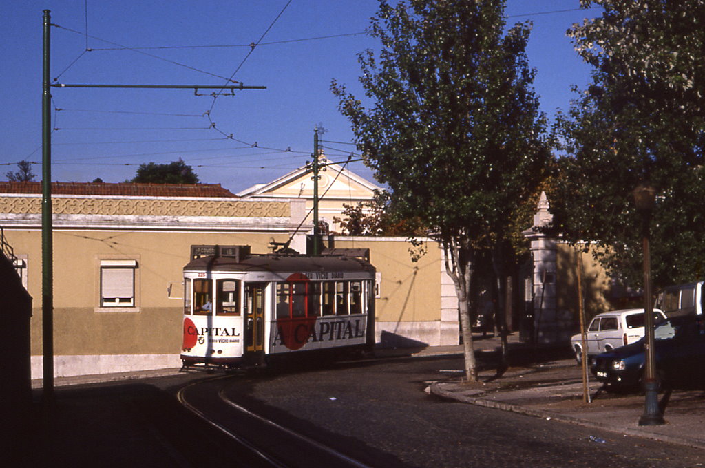 Lissabon Tw 225 in der Schleife Ajuda der Linie 18, 11.09.1990.