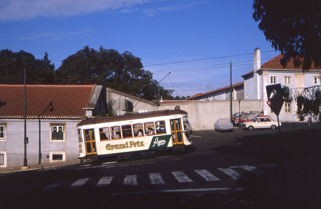 Lissabon Tw 245 in der Calcada da Ajuda, 11.09.1990.