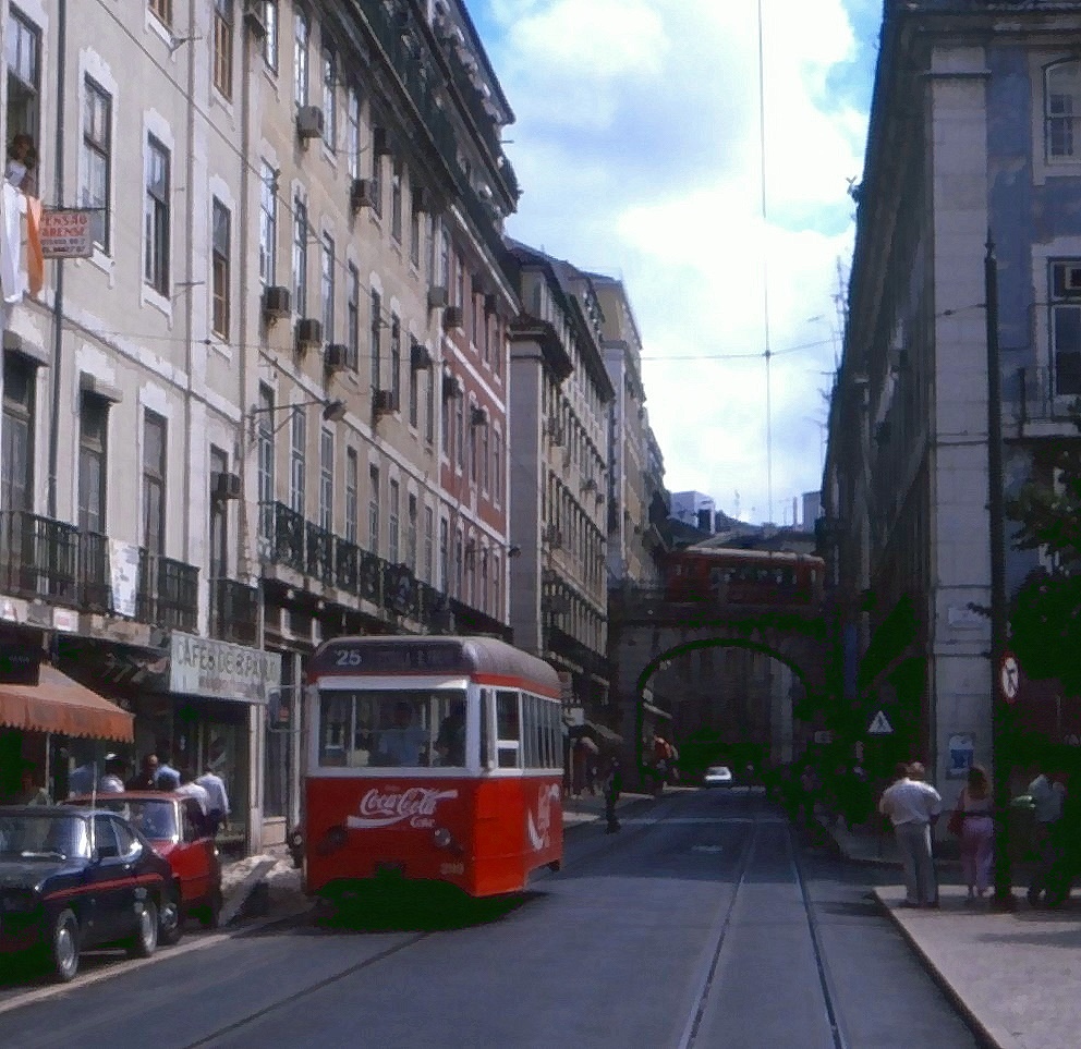 Lissabon Tw 299 in der Rua da Sao Paulo, im Hintergrund kreuzt ein Tw im Verlauf der Rua Alecrim, 12.09.1990.