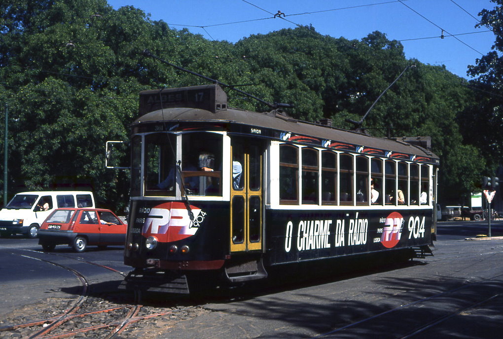 Lissabon Tw 361 am Knotenpunkt Santos, 09.09.1991. Die schweren Vierachser waren nur auf den langen, ufernahen Linien nach Belem im Einsatz
