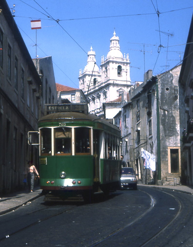 Lissabon Tw 709 in der Rua das Escolas Gerais, 13.09.1990.