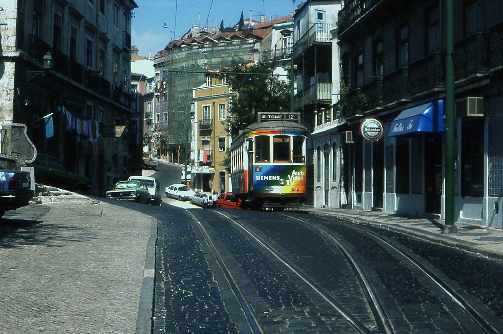 Lissabon Tw 717 auf einer Altstadt-Runde in der Rua de Sao Tom, 13.09.1990.