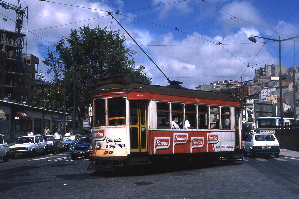 Lissabon Tw 730 startet am Praca Martim Moniz zu einer Tour auf der legendren Linie 28, 12.09.1990.