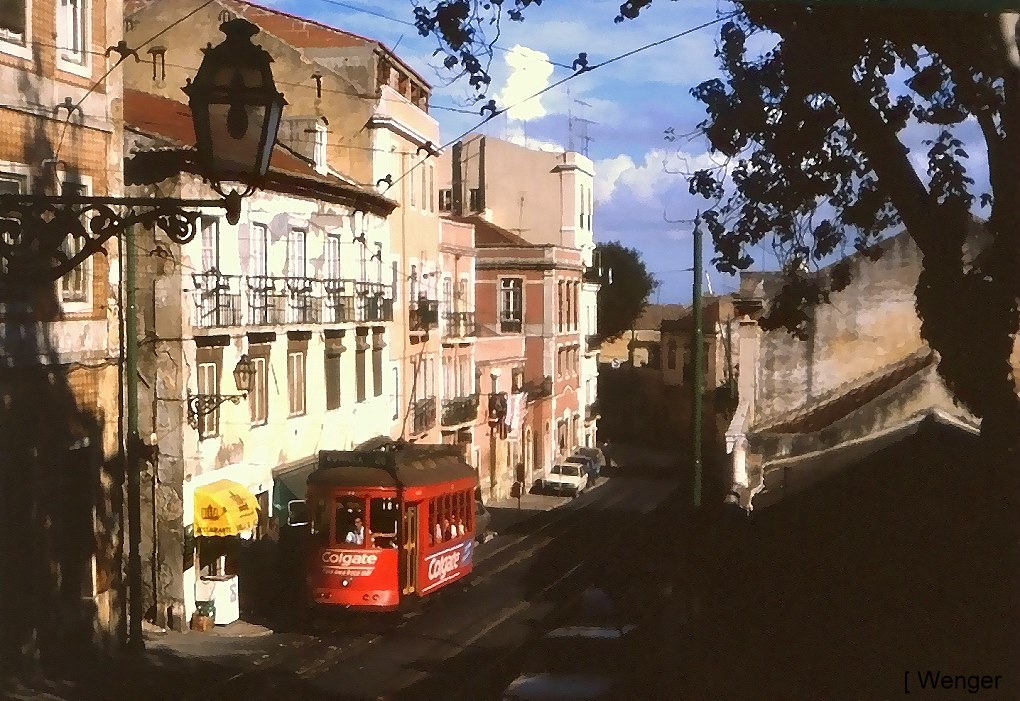 Lissabon Tw 745 auf der Linie 28 durch die Alfama, Rua das Escolas Gerais, 09.09.1990. Wenigstens diese Linie hat die weitgehende Demontage des Betriebes Anfang der 1990er Jahre berlebt - dem Tourismus sei Dank.
