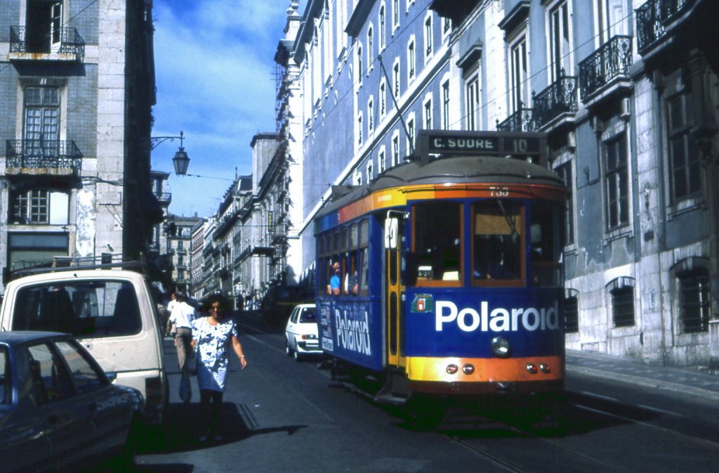 Lissbaon Tw 733 in der Rua do Alecrim, 11.09.1990.