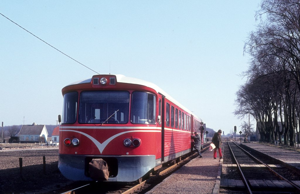 LJ (: Lollandsbanen): Ein Triebzug bestehend aus einen Steuerwagen (Ys) und einem Triebwagen (Ym) hält am 9. März 1974 am Haltepunkt Grænge auf der Insel Lolland.