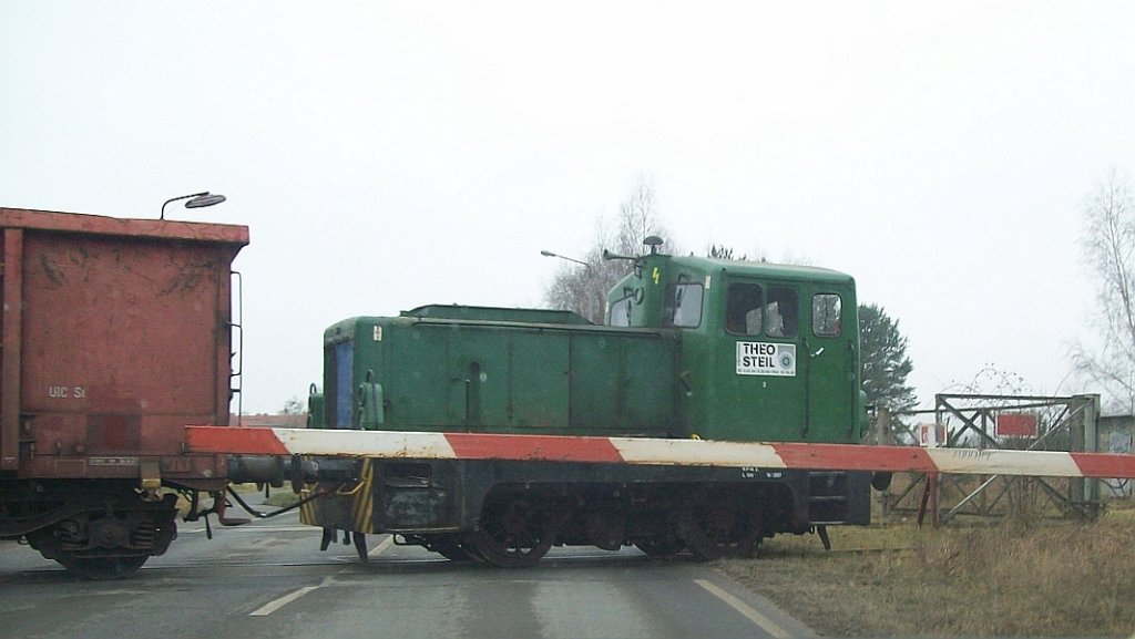 LKM V 18B  Theo Steil 2  auf der Industriebahn Eberswalde vor dem Walzwerk Finow am 18.12.2008