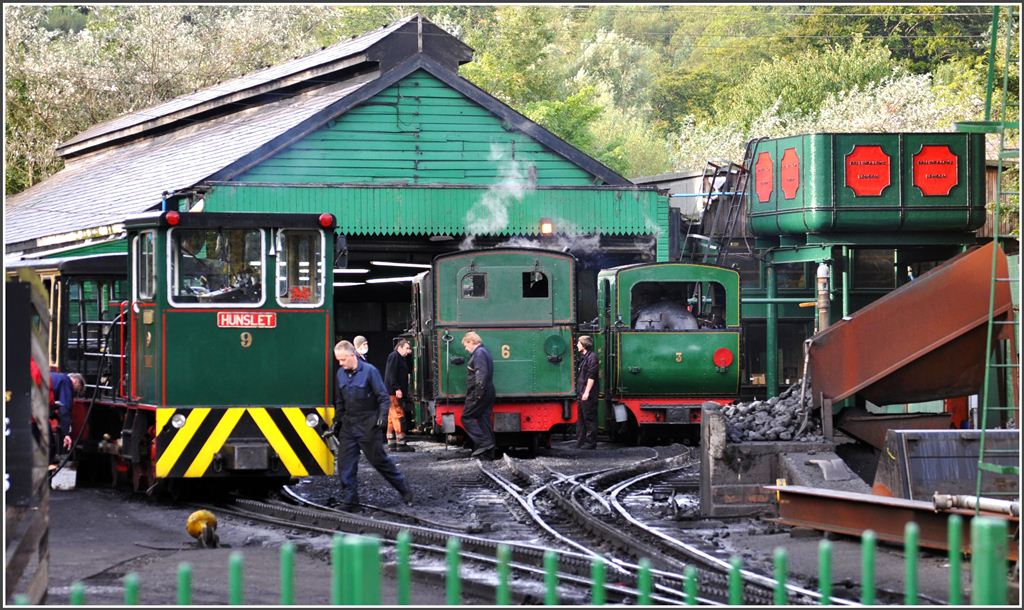 Llanberis Talstation der Snowdon Mountain Railway. Whrend rechts die Dampfloks 4, 3 und 6 angeheizt werden, erhlt links auch die Hunslet Diesellok Nr 9 frischen Treibstoff. (06.09.2012)