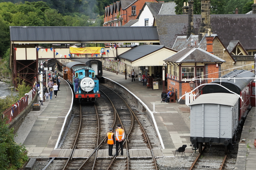 Llangollen-Wales. Auf Gleis 2 steht  Thomas  und wartet auf Fahrgste, hauptschlich Kinder. Der kleine Zug fhrt nur kurz auf dem Bahnhof ca. 200 m vor und zurck. 12.8.2011