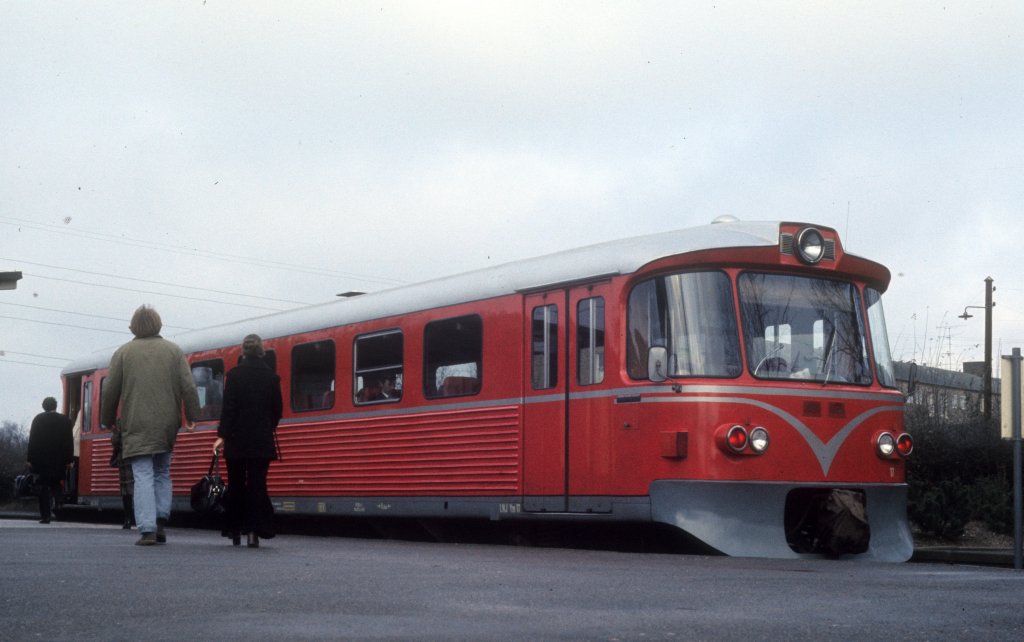 LNJ, Lyngby-Nærum-Jernbane: Ym 17 Jægersborg am 17. Dezember 1974. - Der Triebwagen Ym 17 wurde zusammen den Tw 18 und 19 1968 von der Waggonfabrik Uerdingen gebaut. 1973 bekam die Bahn noch einen vierten Triebwagen, Ym 20. Alle vier hatten zwei Büssing-NAG-Motoren, 1992 bekamen sie Daimler-Benz-Om407h-Motoren. Die Höchstgeschwindigkeit der Triebwagen waren 70 Stundenkilometer. - Der Ym 17 wurde 1999 an die VLTJ, Vemb-Lemvig-Thyborøn-Jernbane, verkauft.