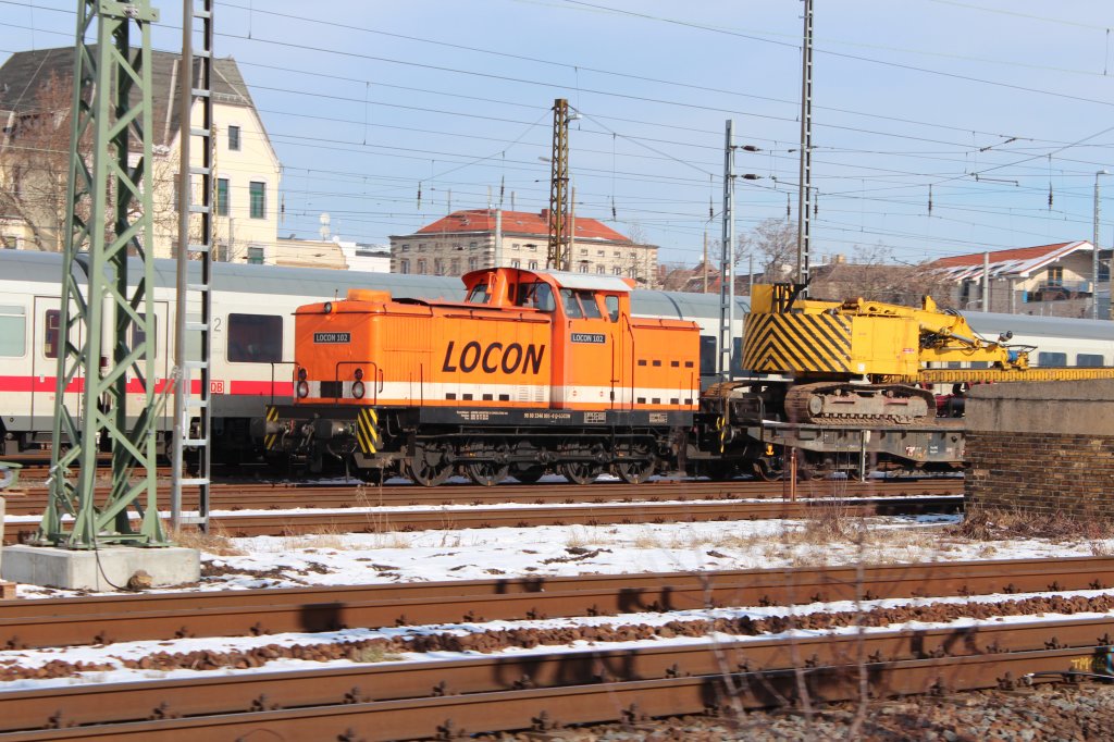 LOCON 102 (346 006-0) abgestellt gegenber dem ICE Werk in Leipzig. Bild wurde aus fahrenden IC 2430 nach Oldenburg (Oldb) aufgenommen. 17.03.2013