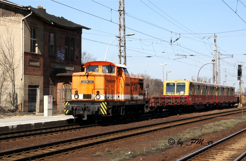Locon 102 (346 006-0) bringt eine neue S-Bahn Garnitur in die Hauptstadt.Es handelt sich dabei um 485 102-8 und Beiwagen 885 102-4.
Priort 29.3.2011