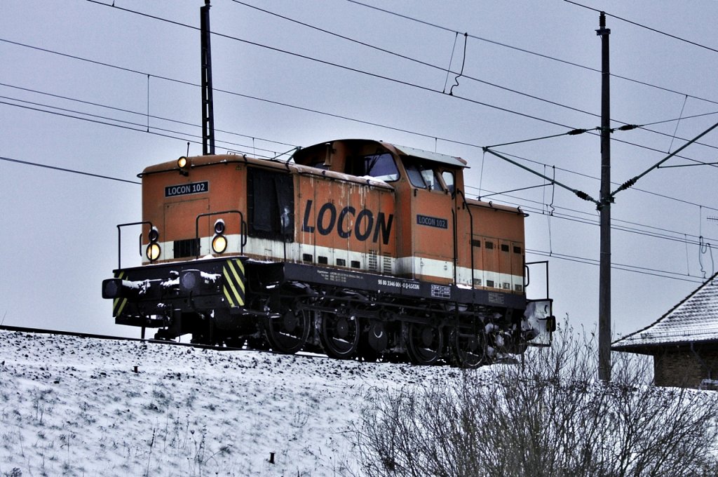 Locon 102 wartet im Bf Stralsund-Rgendamm auf seine Aufgaben am 02.12.2010