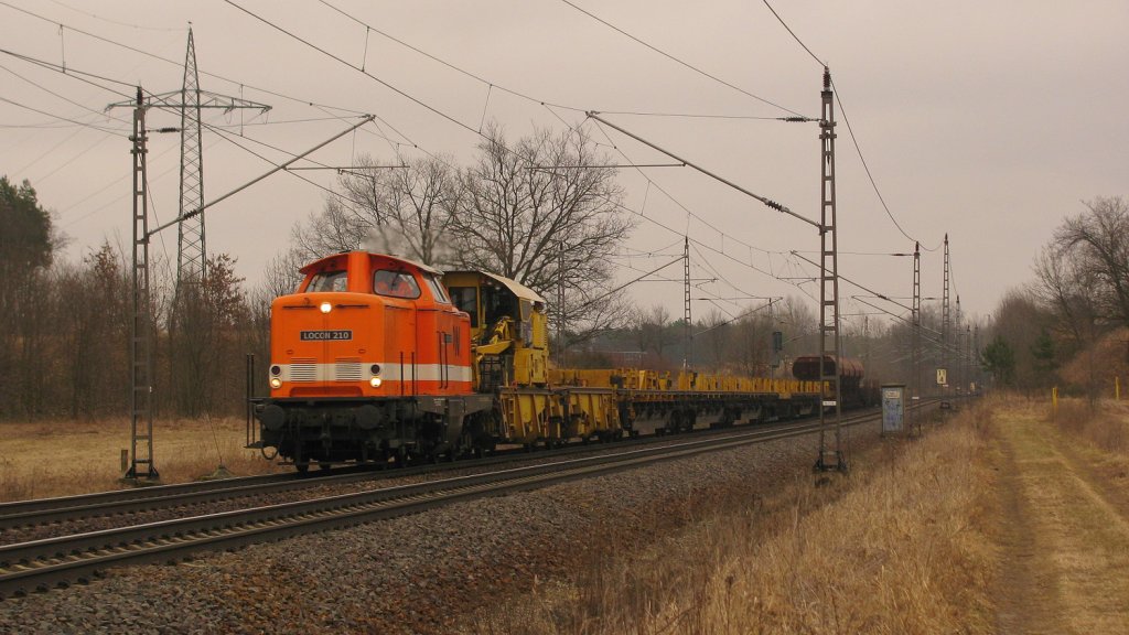 Locon 201 (212 275-2) mit einem Bauzug Richtung Saarmund, Viele Gre und Danke fr den lieben Pfiff! 05.03.2011