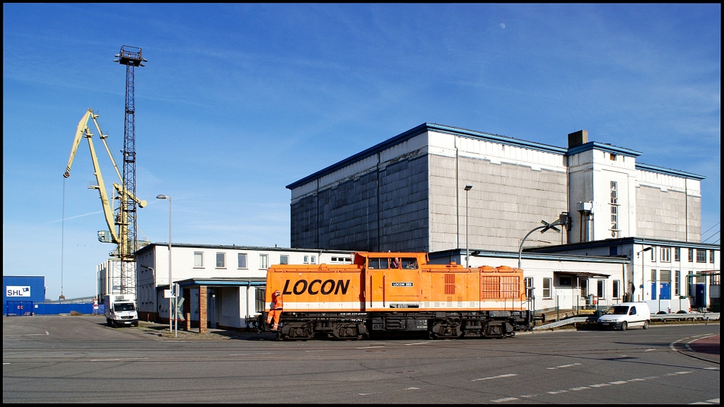Locon 203 rangiert am 03.03.2012 vor der Einfahrt zum Stralsunder Nordhafen.