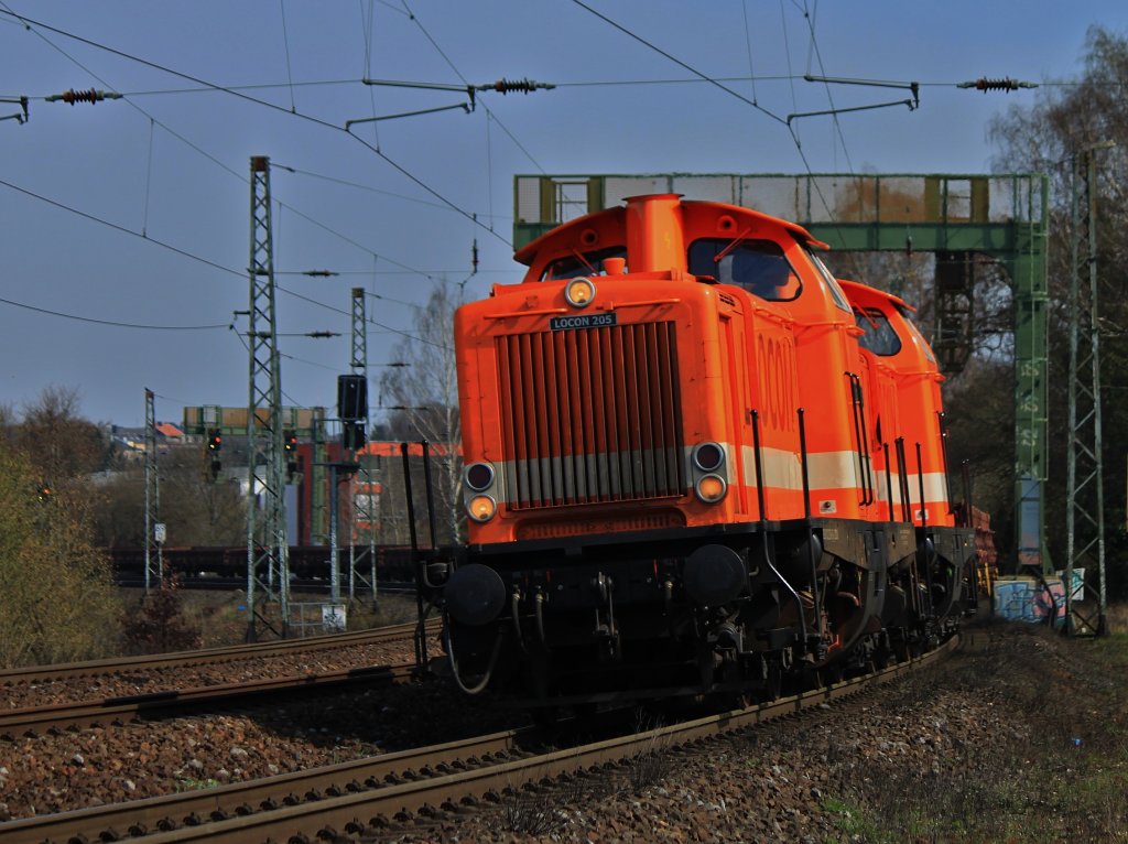 Locon 205 (212 263-8) und Locon 206 (212 095-4) ziehen am 27.03.2012 einen leeren Niederbordwagenzug auf der KBS 480 zwischen Aachen Rothe Erde und Aachen Hbf nach Aachen West.