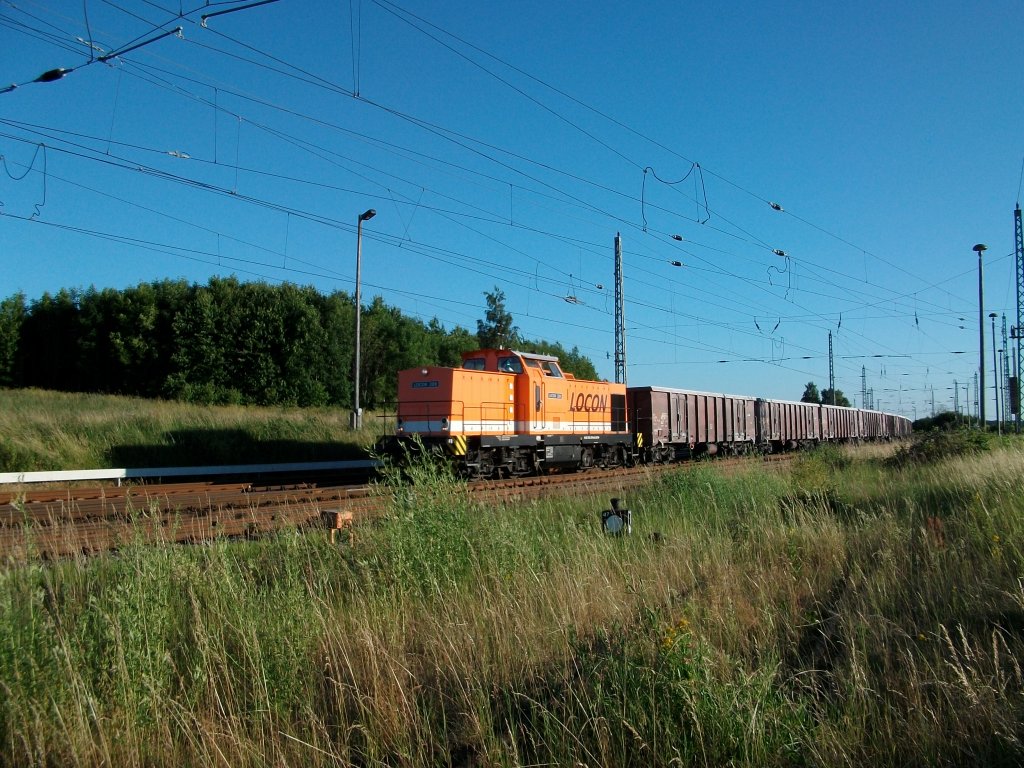 LOCON 209 mit dem leeren Kreidezug nach Klementelvitz,am 07.Juli 2010,an der Westeinfahrt von Bergen/Rgen.