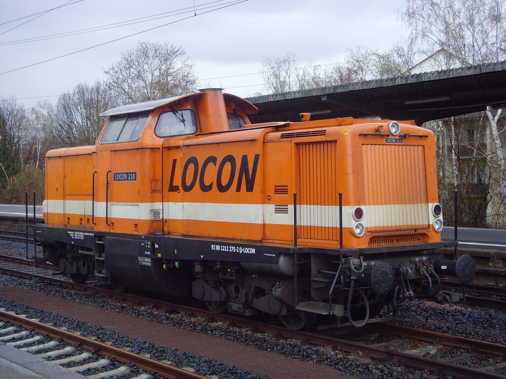 LOCON 210 (Ex DB 212 275-2) steht abgestellt in Frankfurt-Hchst. 03.04.2010