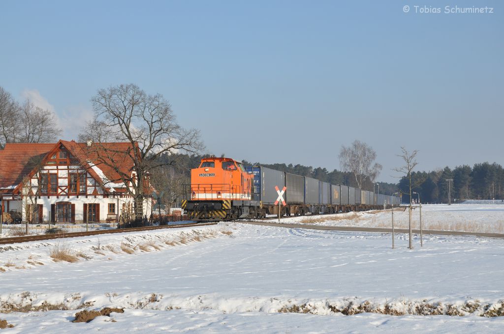 LOCON 211 (92 80 1293 502-1 D-LOCON) mit dem ersten Teil des Tchibo-Zuges am 11.02.2012 bei der Seitzermhle bei Sengenthal. Der Zug verkehrt auf den letzten 6 Kilometern auf der ehemaligen Nebenbahn von Neumarkt nach Beilngries, welche auf dem noch existierenden Reststck das Anschlugleis zur Firma Max Bgl ist.