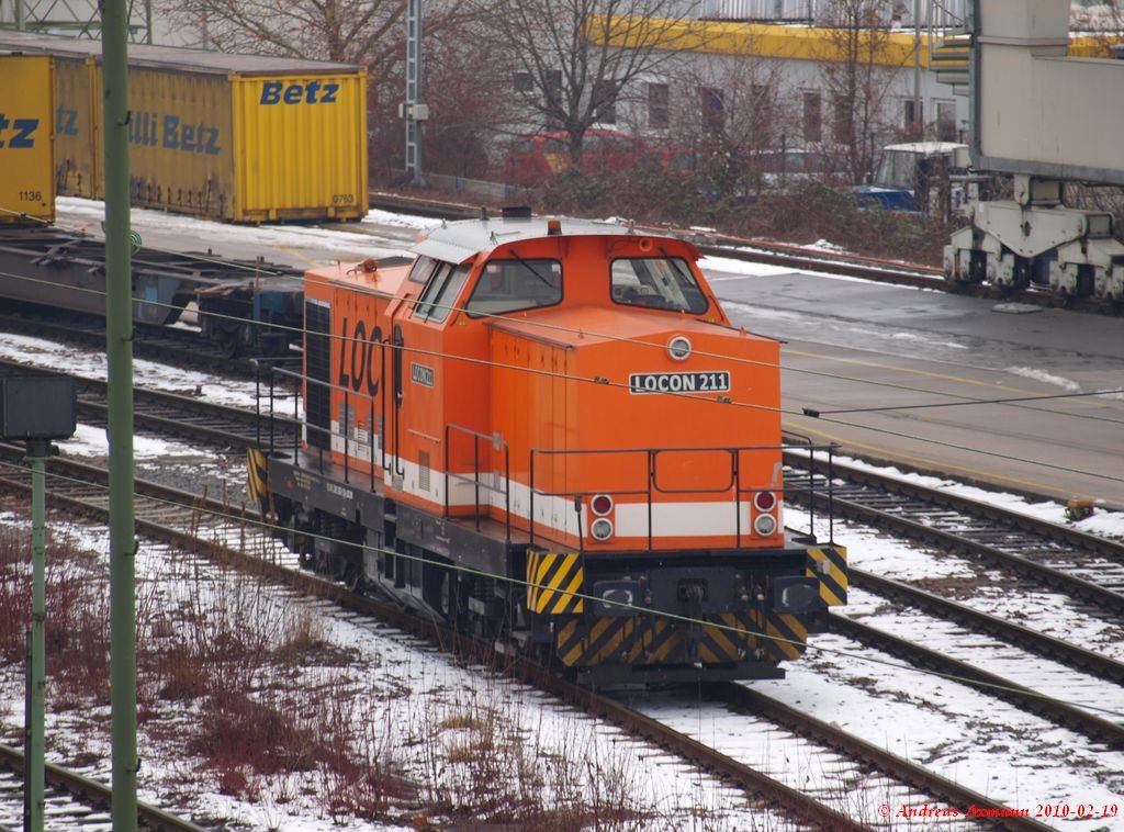 Locon 211 steht im Stuttgarter Hafen zum Rangieren bereit. (19.02.2010)