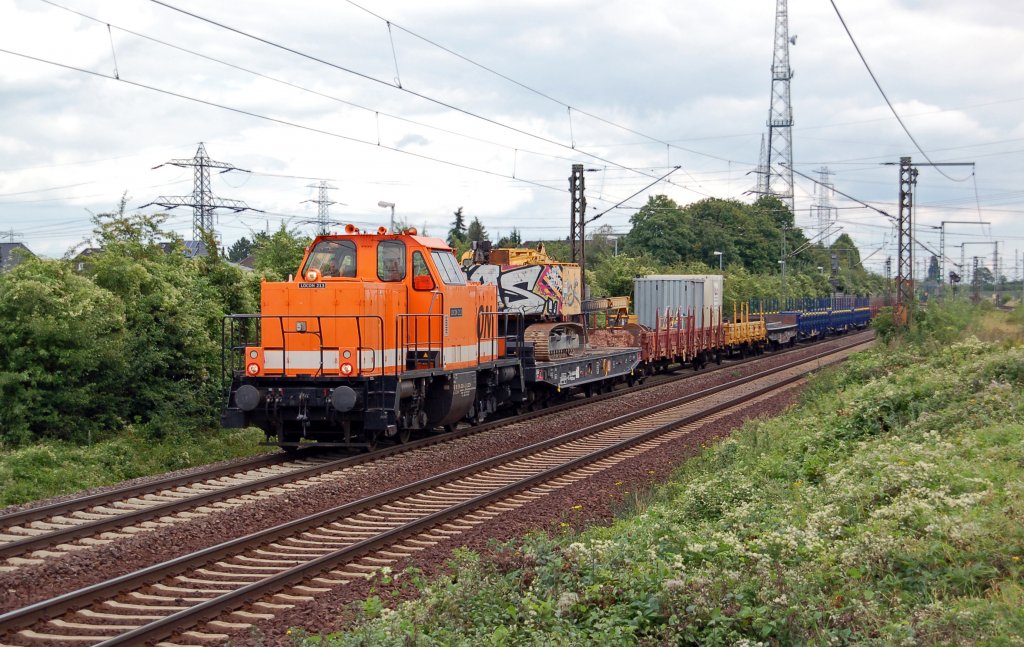 Locon-213 bespannt am 14.08.10 einen Bauzug, fotografiert bei der Durchfahrt durch Ahlten aus Richtung Lehrte kommend.