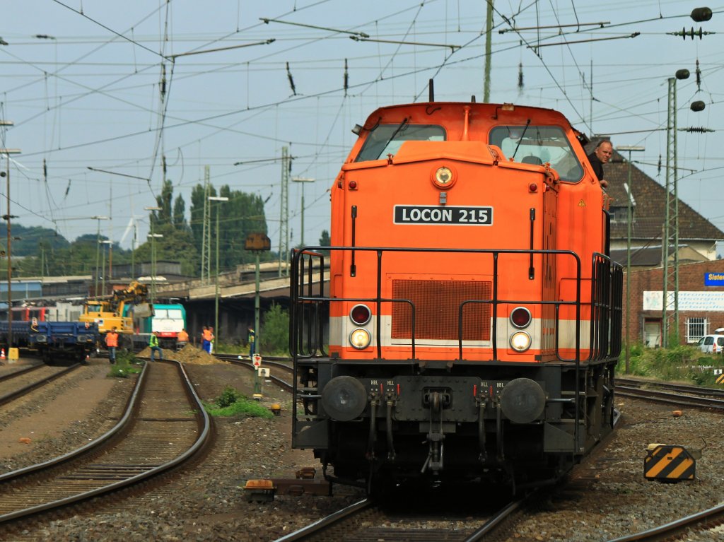 Locon 215 (203 141-7) macht am 13.08.2012 Kopf und rangiert in Aachen West um an den links im Bild stehenden blauen Bauzug zu gelangen. 