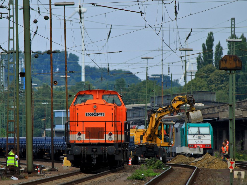 Locon 215 (203 141-7) mit einem Bauzug am 13.08.2012 in Aachen West. Hier laufen zur Zeit umfangreiche Baumanahmen, ein groer Teil des ehemaligen Gterbahnhofs,  ca.250.000 m werden hier von der Bahn zurckgebaut. Die Flchenfreisetzung ist fr den neben dem Westbahnhof geplanten Campus der RWTH Aachen ntig. Rechts im Hintergrund ist die Abstellgruppe mit mehreren Cobras zu sehen, auch dieser Teil der Gleisanlagen soll bald abgebaut sein.