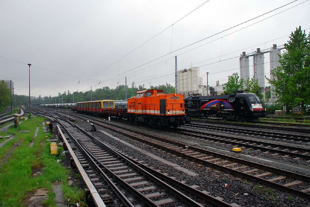 Locon 215 mit 485/885 079 am 03.05.2010 in Berlin-Greifswalder Str. auf dem Weg nach Wittenberge