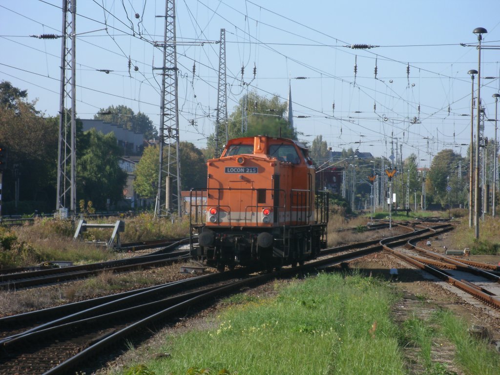 LOCON-215,am 01.Oktober 2011,bei der Ausfahrt aus dem Bahnhof Berlin Lichtenberg in die benachtbarte Einsatzstelle.