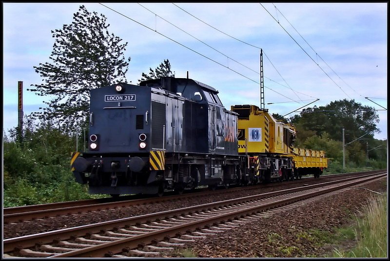 Locon 217 mit einem Eisenbahnkran fr Stralsund -kurz vor vor dem Abzweig Srg.  am 23.09.09