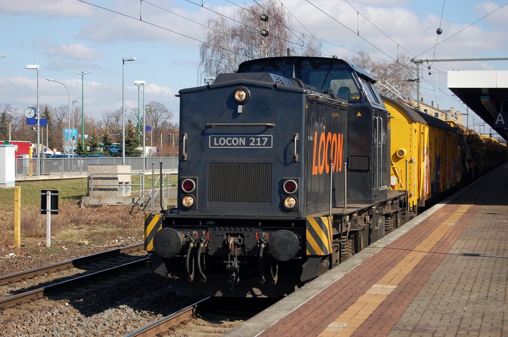 LOCON 217 mit Gleisbaumaschinen durch Brandenburg in Richtung Kirchm�ser. 22.03.2010