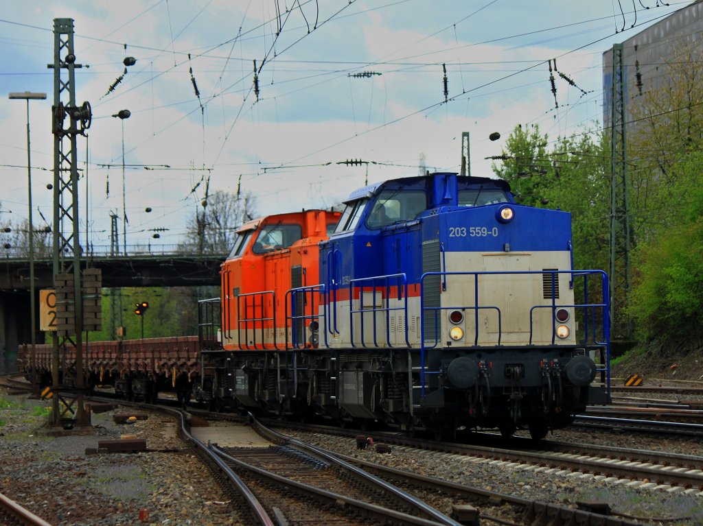 Locon 219 (203 559-0) und Locon 216 (203 142-5) am 27.04.2012 mit einem Niederbordwagen Leerzug in Aachen West.