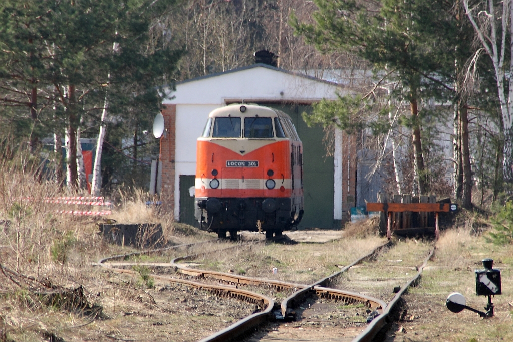 LOCON 301 steht am 03.04.2010 vor dem Lokschuppen in Pinnow (Uckermark)