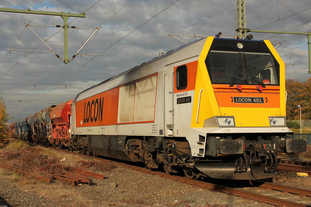 LOCON 401 mit Schotterzug in Hrth Kalscheuren am 29.10.2011, Fotostandpunkt ffentl. zugnglich !