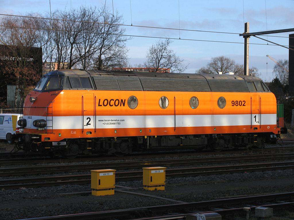 Locon 9802 (ex-ACTS 6702, ex-NMBS 6325) auf Bahnhof Amersfoort am 17-12-2011.