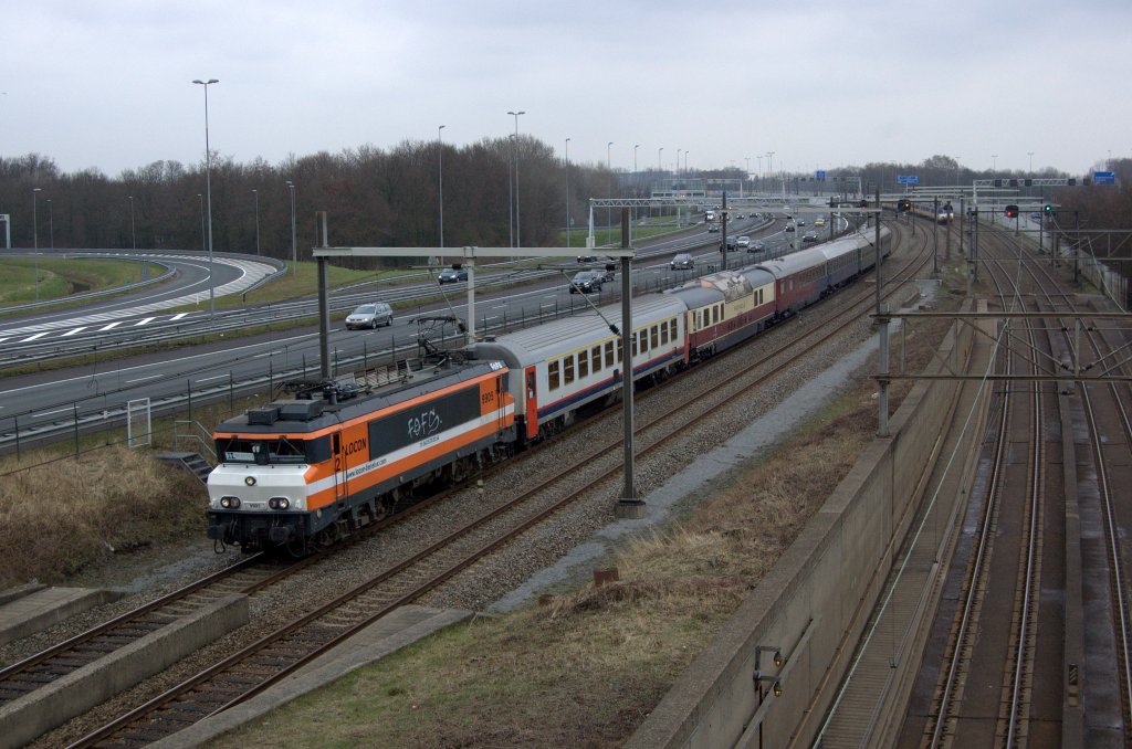 LOCON 9905 mit AKE 'Rheingold' nach dem Keukenhof,unterwegs bei Badhoevedorp.13-04-2013.