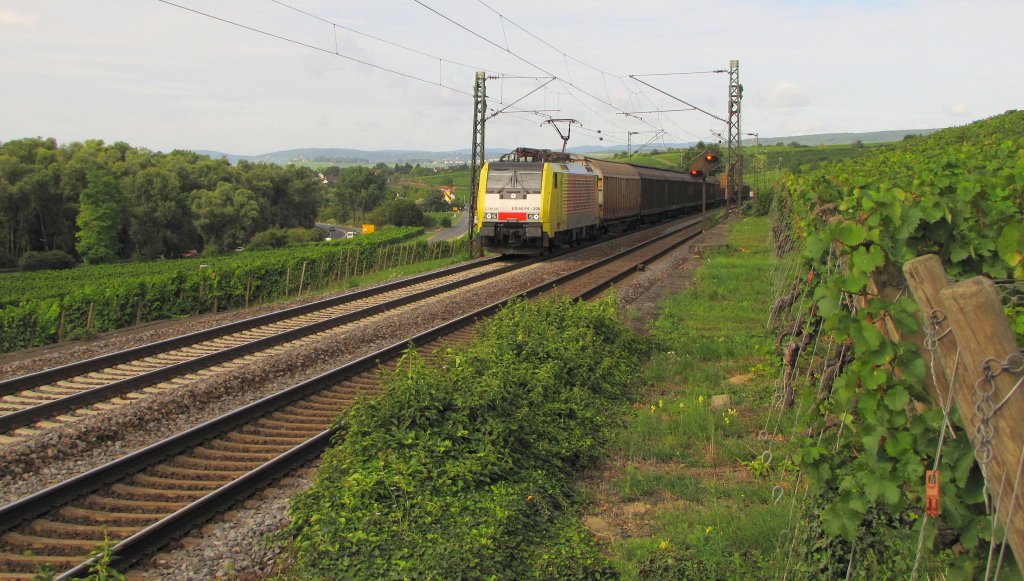 LOCON ES 64 F4-206 (189 206-6 D-DISPO) mit dem DGS 92807 von Venlo (NL) nach Gemnden (Main), bei Erbach (Rheingau); 25.08.2010