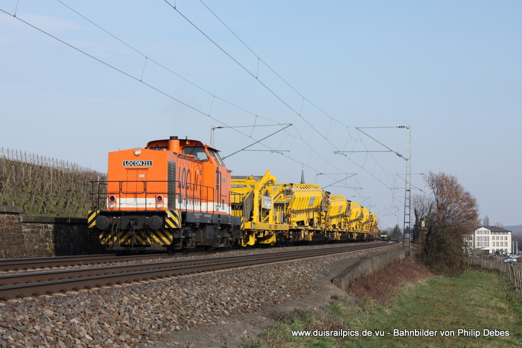 LOCON211 f�hrt am 12. M�rz 2011 um 15:21 Uhr mit einem Bauzug durch Erbach (Rheingau)