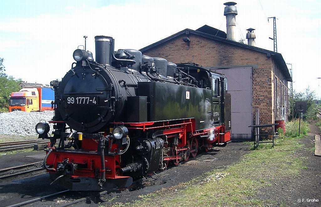 Lnitzgrundbahn 99 1777-4 (Baujahr 1953), KBS 509 Radebeul Ost - Radeburg, fotografiert am Lokschuppen in Radebeul am 31.07.2004