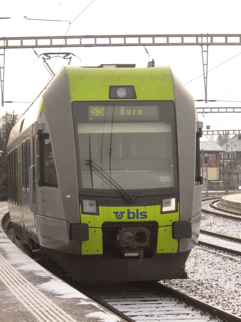 Ltschberger RABe 535 105 signalisiert in Kerzers Kupplungsbereitschaft. 19.12.2009